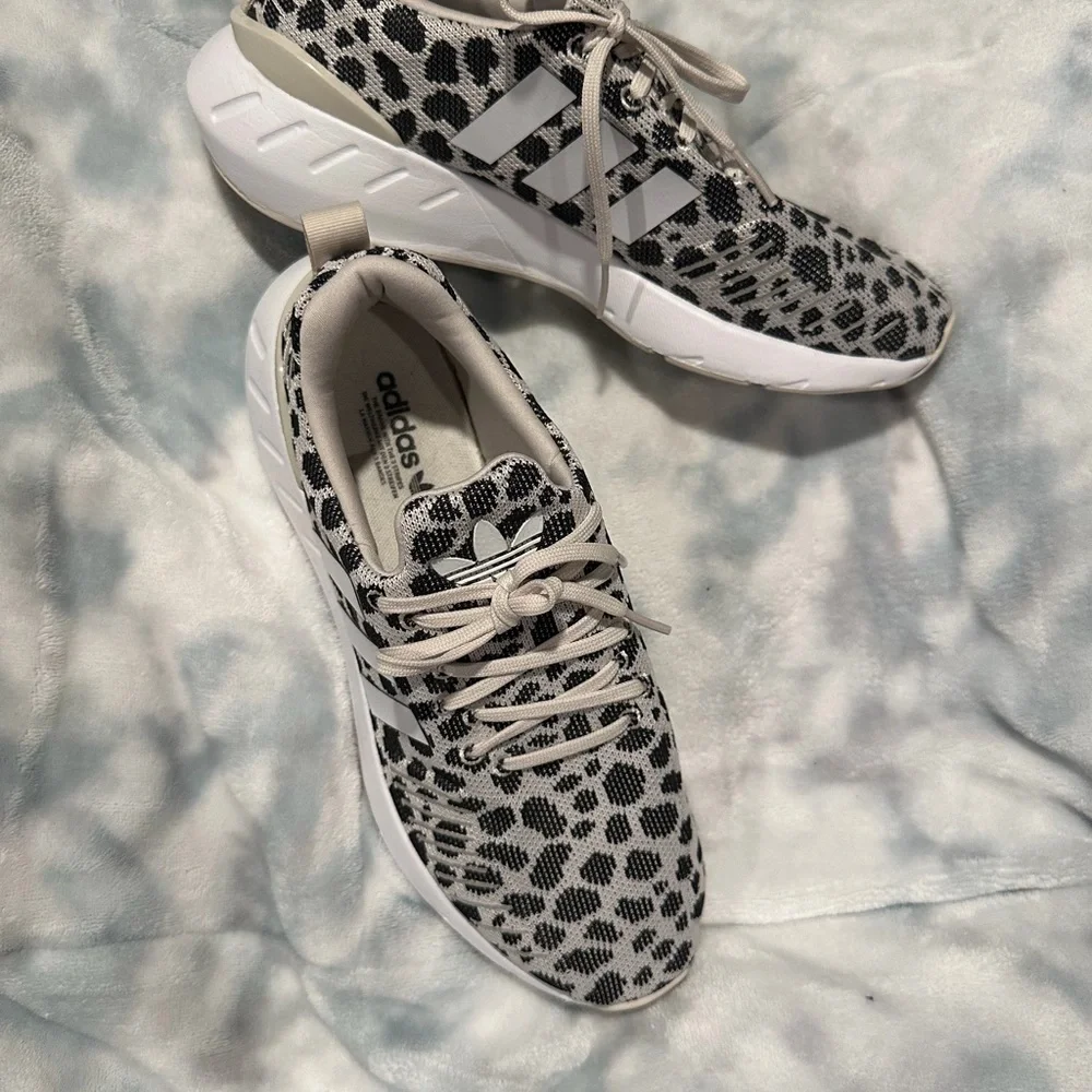 Adidas Women's 8.5/ kids 7 Leopard Print slide on Sneakers worn once b & w - Picture 2 of 10